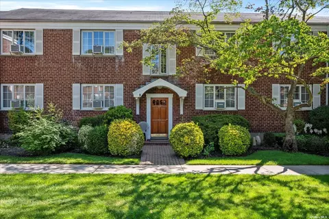 24 Nathan Hale Dr #77A, Huntington, NY 11743