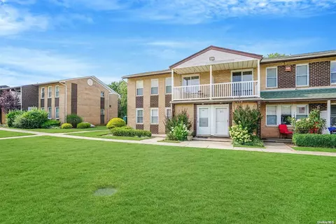311 Artist Lake Dr #311, Middle Island, NY 11953