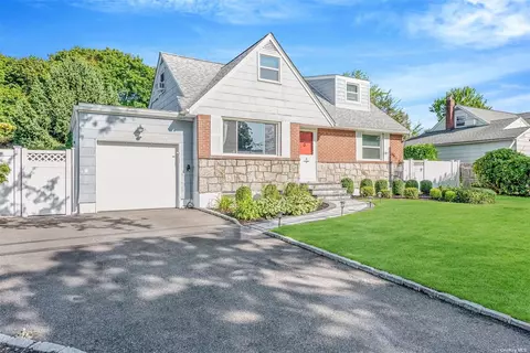 4 Whittier Dr, Greenlawn, NY 11740
