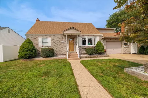 10 Ford Dr W, Massapequa, NY 11758