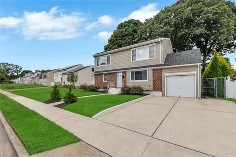 28 Bradford Ln, Bethpage, NY 11714