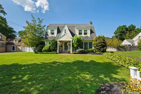 77 Village Line Rd, Babylon, NY 11702