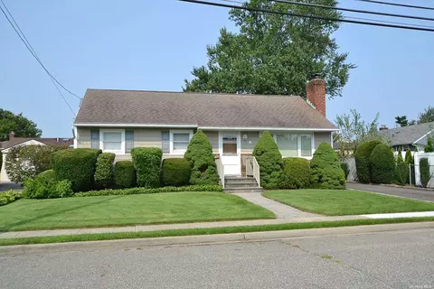 229 N 7th St, Bethpage, NY 11714