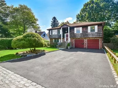 15 Smith St, Glen Head, NY 11545