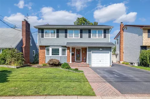 32 Staples St, Farmingdale, NY 11735