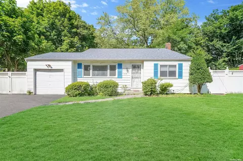1528 N Gardiner Dr, Bay Shore, NY 11706