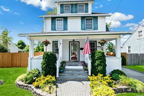 104 Cedar Ave, Patchogue, NY 11772