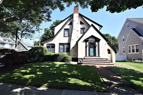 23 Sherman St, Lynbrook, NY 11563