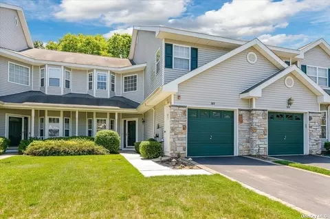 37 Willow Wood Dr #37, East Setauket, NY 11733