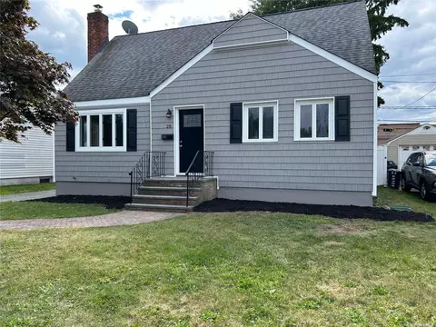 28 Aster Ave, Merrick, NY 11566