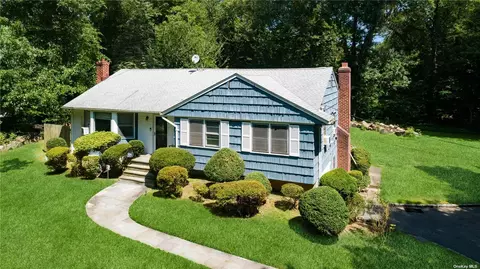 24 Sparrow Ln, Huntington, NY 11743