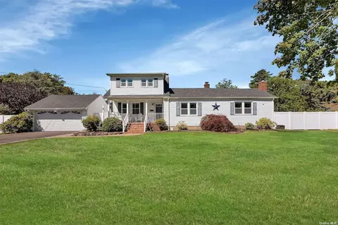 96 Maple Ave, Bellport, NY 11713