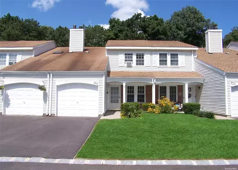 222 Ivy Mdw #222, Middle Island, NY 11953