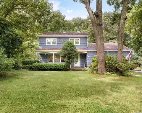 34 Whitewood Dr, Rocky Point, NY 11778