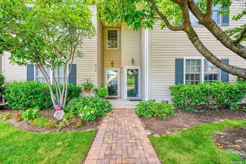816 Portofino Pl #816, Melville, NY 11747