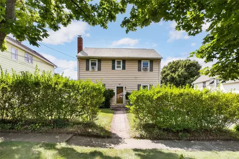 14 Club Rd, Glen Cove, NY 11542