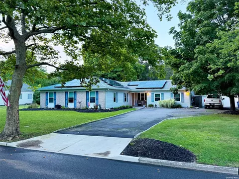 15 Chesapeake Bay Rd, Coram, NY 11727