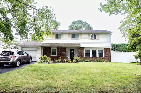 42 Grand Haven Dr, Commack, NY 11725