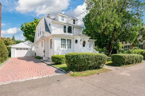 5 Perkins Ct, Glen Cove, NY 11542