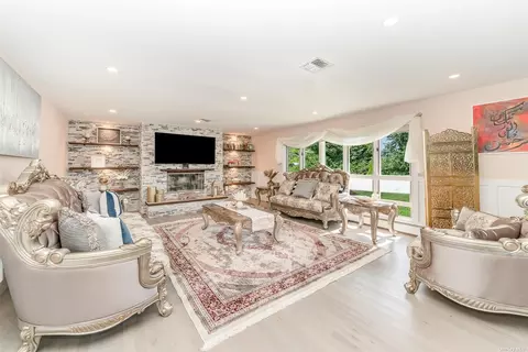 30 Colgate Dr, Smithtown, NY 11787