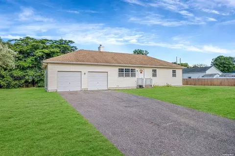 5 Ohio Ave, Medford, NY 11763