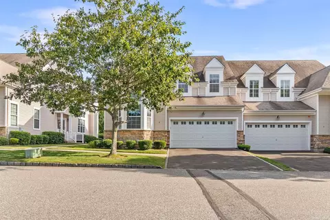 5 Emilie Dr #5, Center Moriches, NY 11934