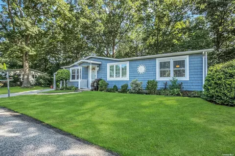 1407 Middle Rd #7, Calverton, NY 11933