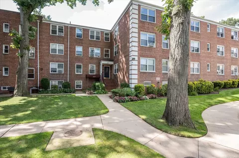 12 Edwards St #1C, Roslyn Heights, NY 11577