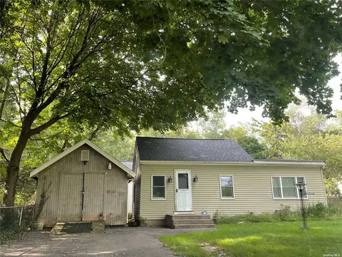 2494 River Rd, Calverton, NY 11933