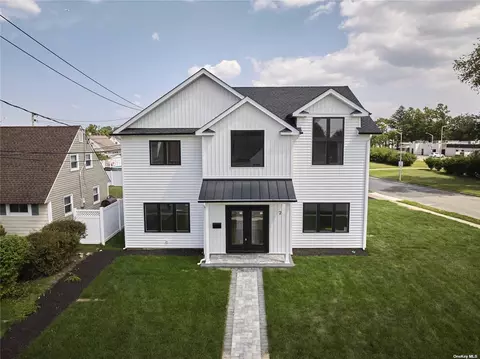 2 Polaris Dr, Levittown, NY 11756