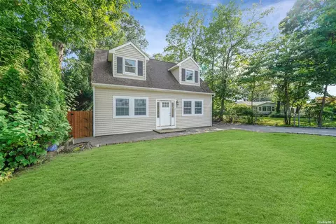 36 Rosemont Ave, Farmingville, NY 11738