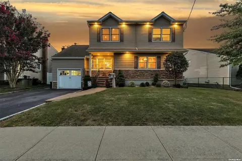 2446 Freeport St, Wantagh, NY 11793