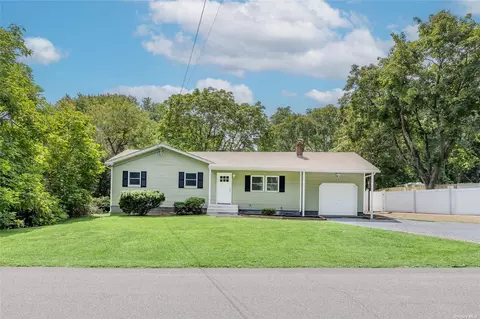 366 W Woodside Ave, Patchogue, NY 11772