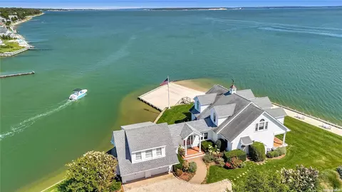 820 Old Salt Rd, Mattituck, NY 11952