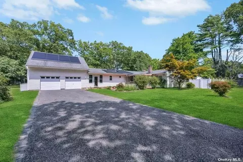 10 Karls Rd, Yaphank, NY 11980