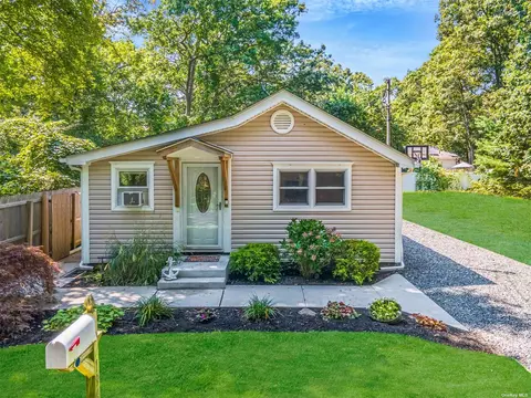 196 Dahlia Dr, Mastic Beach, NY 11951