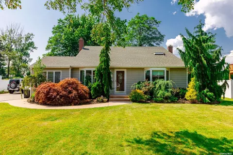844 Tanglewood Rd, West Islip, NY 11795