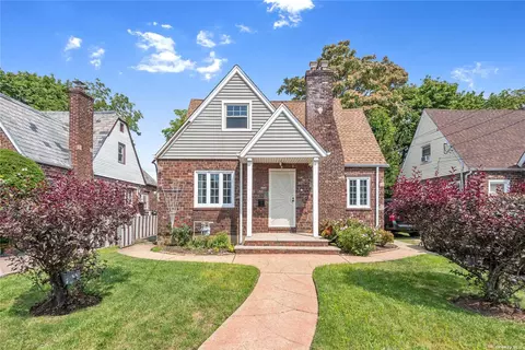 17 Foster Pl, Hempstead, NY 11550