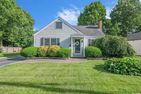 70 Everett St, Patchogue, NY 11772