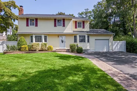 3 Barry Ln, Smithtown, NY 11787