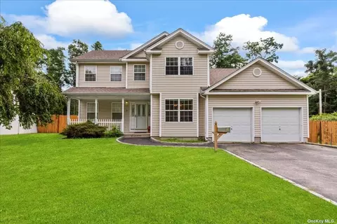 9 Hoffman Dr, Kings Park, NY 11754