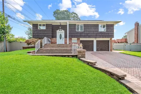 7 Mohegan Ln, Commack, NY 11725