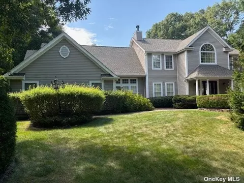 4 Framingham Ln, Shoreham, NY 11786