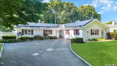 52 Patricia Ln, South Setauket, NY 11720