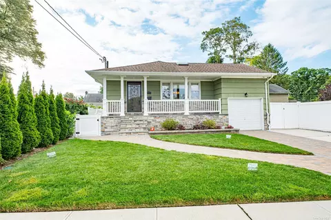 2104 Oxford Pl, Merrick, NY 11566