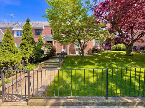 20-09 35th St, Astoria, NY 11105