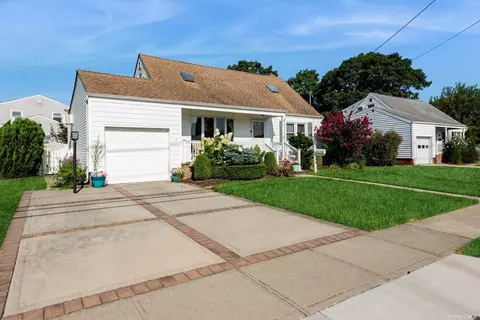 99 Sunset Ave, Farmingdale, NY 11735