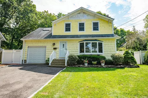 65 Grove St, Northport, NY 11768