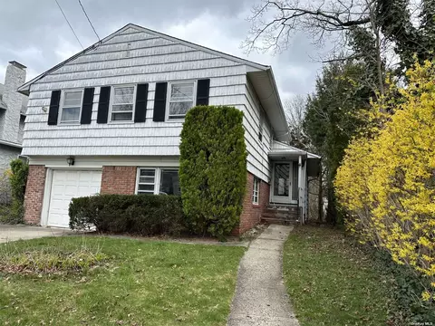 105 Maple St, Great Neck, NY 11023