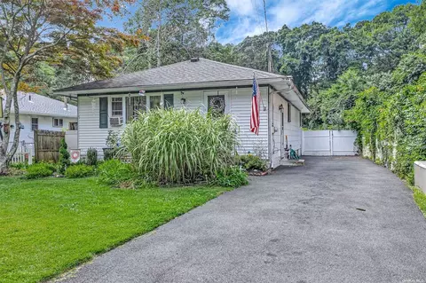 12 Biltmore Dr, Mastic Beach, NY 11951